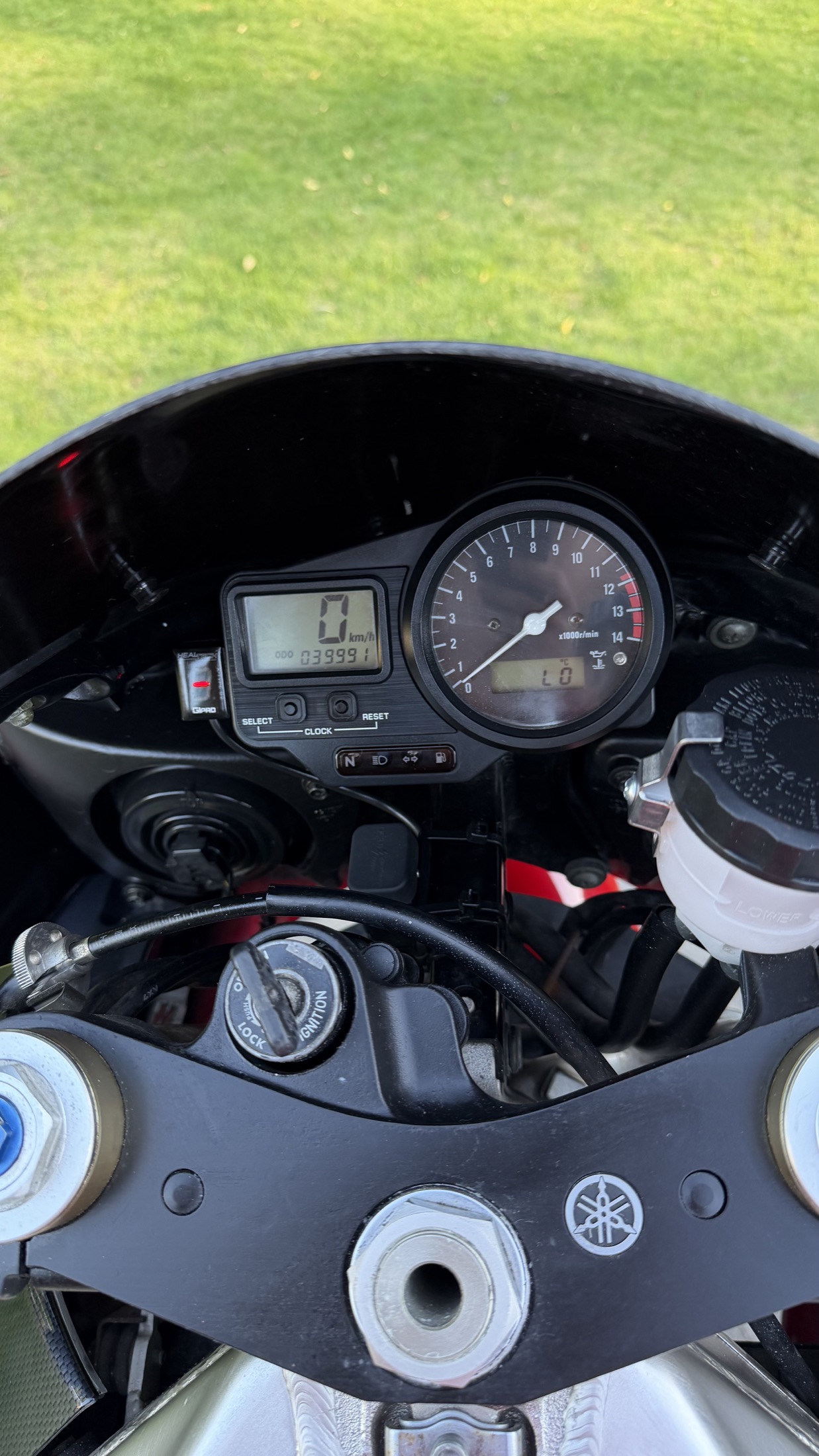 Analoge cockpit van de Yamaha YZF-R1 met tellerstand 39.991 kilometer