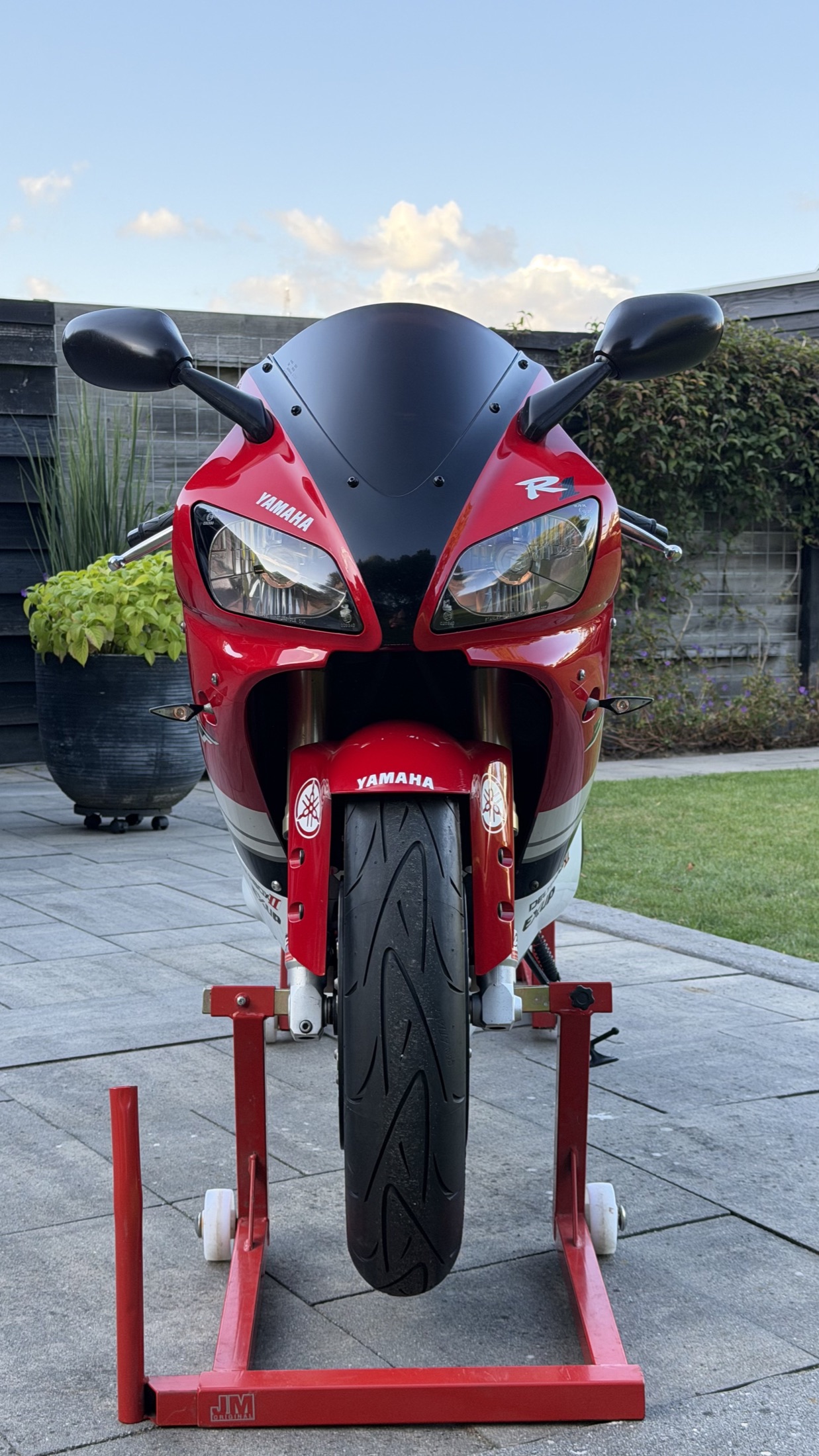 Herkenbare dubbele koplampen van de eerste generatie Yamaha R1