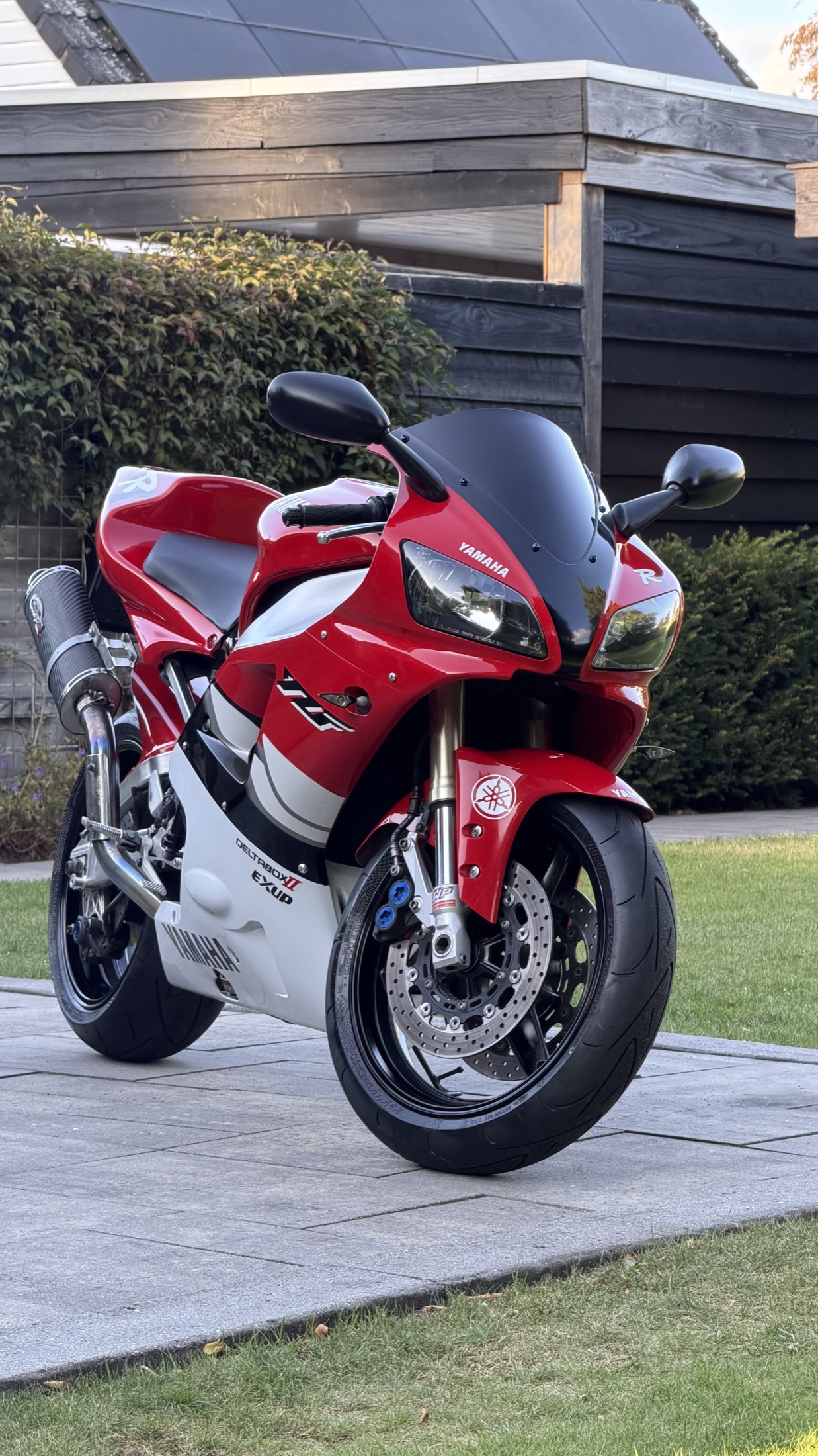 Rode en witte Yamaha YZF-R1 schuin van voren