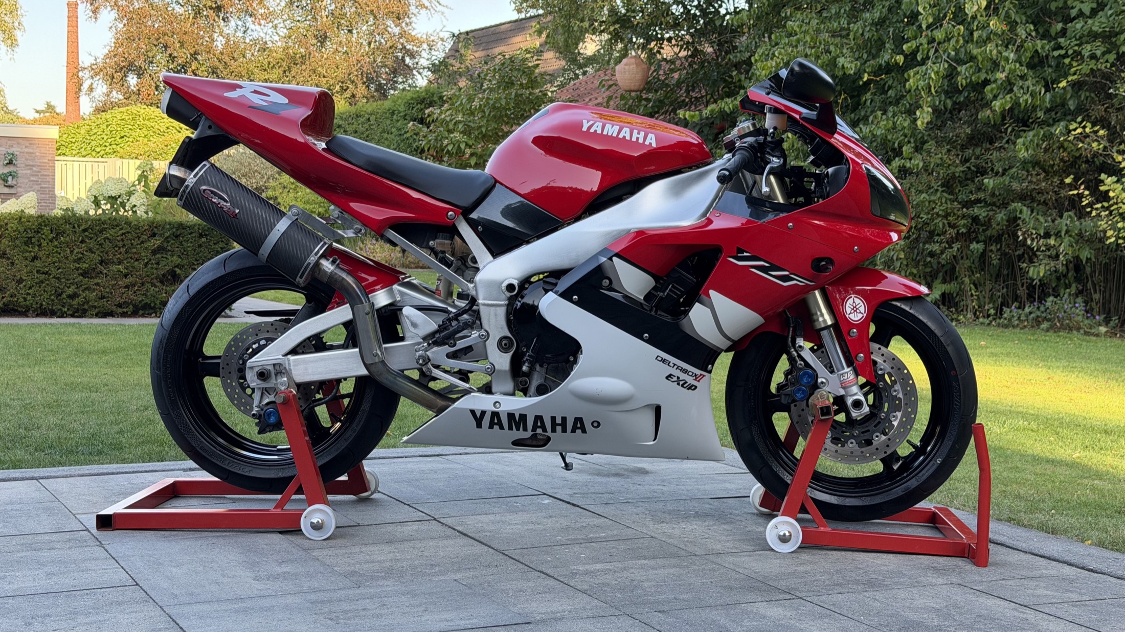 Yamaha R1 op het rode voor- en achterstatief van JM Holland